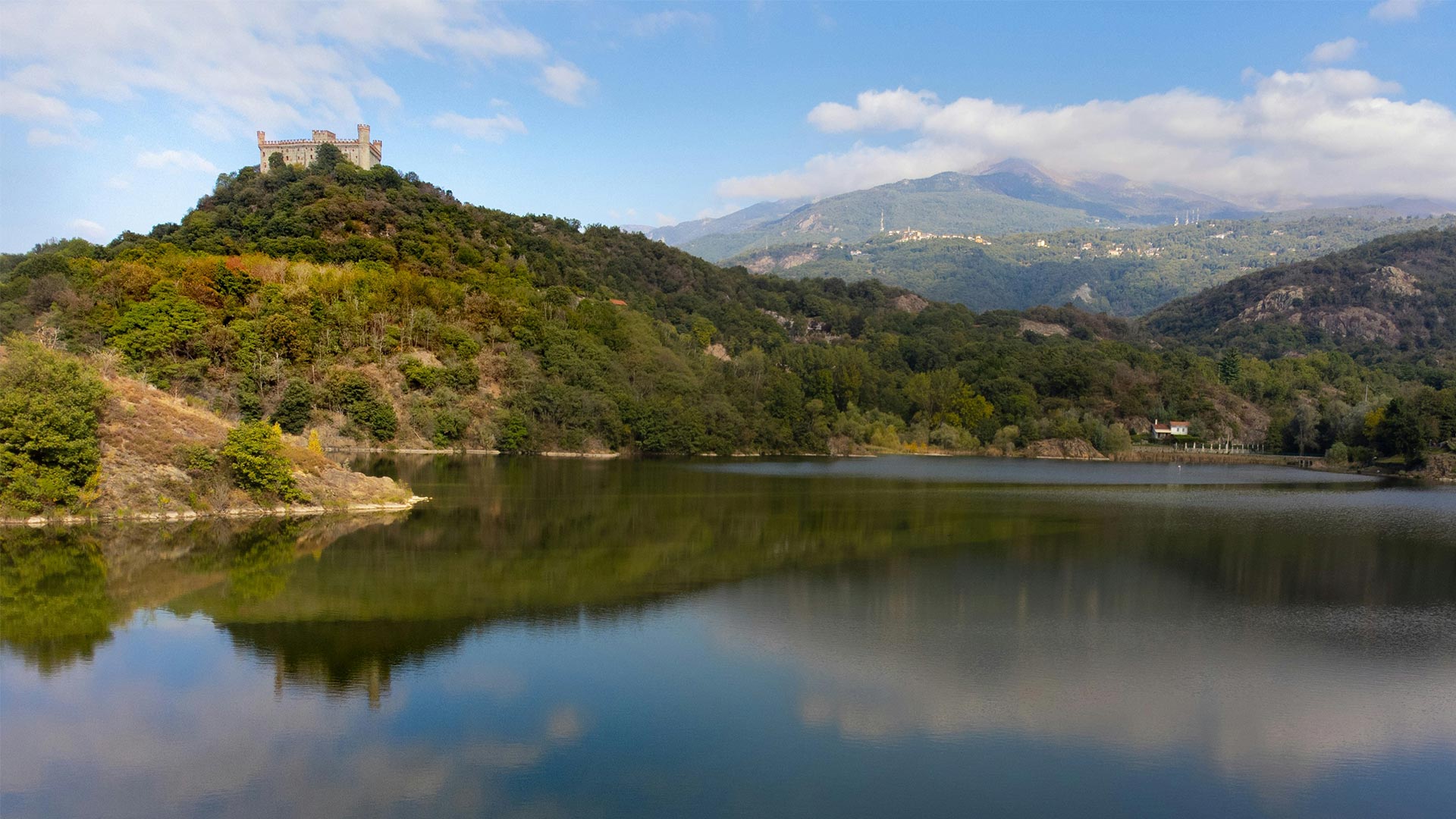 Canavese outdoor experience: among heroic vineyards, glacial lakes, historic villages, and the authentic flavors of Piedmont